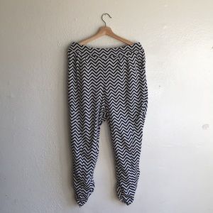 Pattern black and white pants
